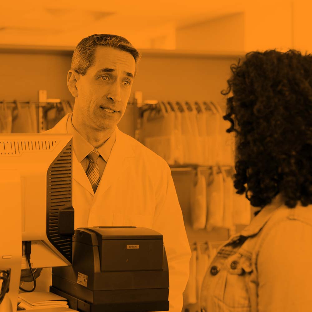 A photoghraph depicting a pharmacist and a patient